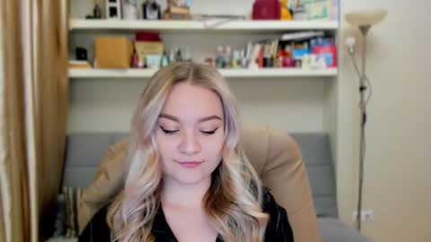 Snapshot of kara_smith_ chatting on 11/01/25, 11:07 Kara. Off from 15th till 24th of December online show from 11/01/25, 11:07