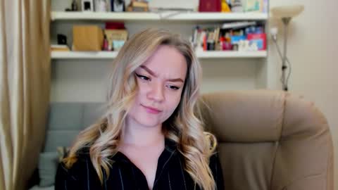 Snapshot of kara_smith_ chatting on 11/14/25, 11:35 Kara. Off from 15th till 24th of December online show from 11/14/25, 11:35