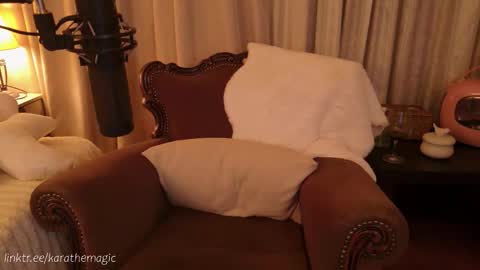 Snapshot of karathemagic chatting on 11/28/25, 05:48 I am here around 5am GMT karathemagic online show from 11/28/25, 05:48