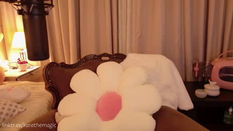 Snapshot of karathemagic chatting on 12/21/25, 03:41 I am here around 5am GMT karathemagic online show from 12/21/25, 03:41