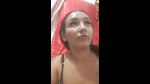 Snapshot of karenroomm chatting on 12/16/25, 01:32 karenroomm online show from 12/16/25, 01:32