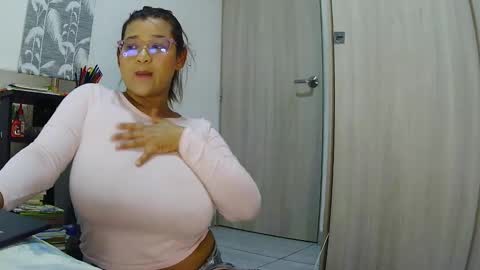 Snapshot of karihotson chatting on 02/27/26, 03:39 kari online show from 02/27/26, 03:39