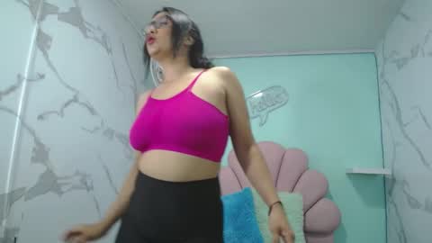 Snapshot of karime_sexygirl chatting on 01/15/25, 11:53 Karime online show from 01/15/25, 11:53