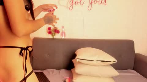 Snapshot of karina_gomez_18 chatting on 12/18/25, 11:27 Kari online show from 12/18/25, 11:27