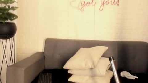 Snapshot of karina_gomez_18 chatting on 12/22/25, 11:29 Kari online show from 12/22/25, 11:29