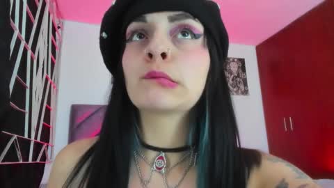 Snapshot of karinna__raven chatting on 12/19/25, 12:17 KARINNA RAVEN online show from 12/19/25, 12:17