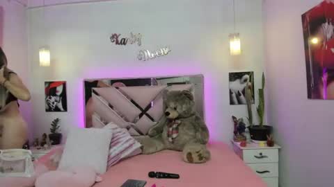 Snapshot of karly_moonn chatting on 06/18/26, 09:47 Karly Moonns online show from 06/18/26, 09:47