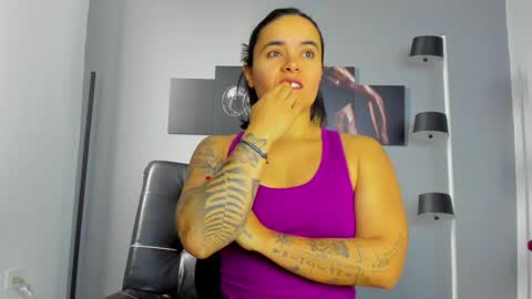 Snapshot of karlyjons_ chatting on 12/19/24, 02:13   online show from 12/19/24, 02:13