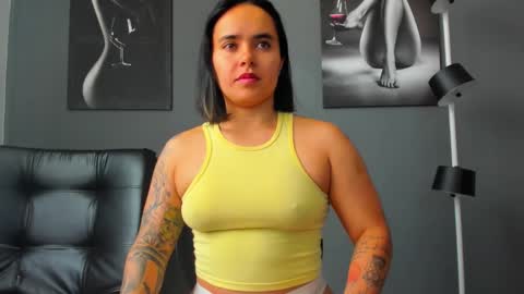 Snapshot of karlyjons_ chatting on 10/28/25, 01:14   online show from 10/28/25, 01:14