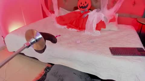 Snapshot of karol_page1 chatting on 10/18/25, 03:31 KAROL online show from 10/18/25, 03:31