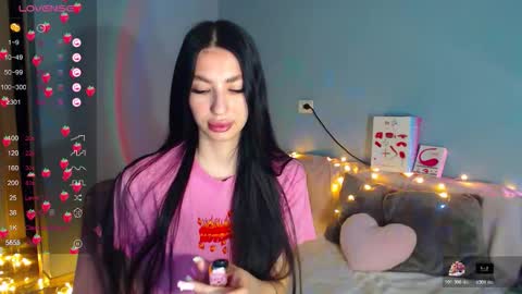 Snapshot of karolina_hottie_ chatting on 11/08/25, 01:17 Kira online show from 11/08/25, 01:17