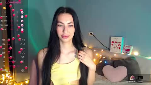 Snapshot of karolina_hottie_ chatting on 11/22/25, 02:43 Kira online show from 11/22/25, 02:43