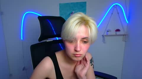Snapshot of karolinabloom chatting on 05/01/26, 12:32 Karolina online show from 05/01/26, 12:32