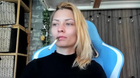 karoline121 online show from 09/19/25, 12:06