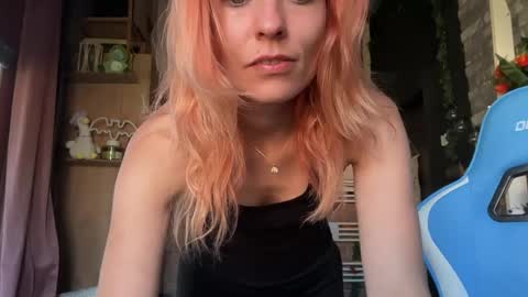 Snapshot of karoline121 chatting on 05/06/26, 07:35 karoline121 online show from 05/06/26, 07:35