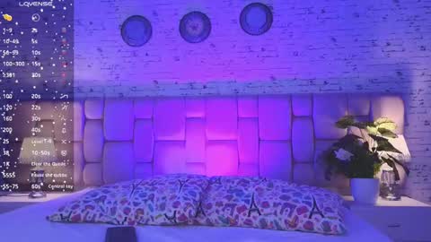 Snapshot of kasey___ chatting on 12/23/24, 09:08 kasey online show from 12/23/24, 09:08