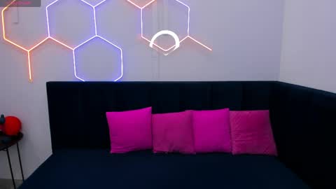 Snapshot of kat__cat chatting on 04/14/26, 01:33 kat__cat online show from 04/14/26, 01:33