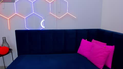 Snapshot of kat__cat chatting on 04/17/26, 02:14 kat__cat online show from 04/17/26, 02:14