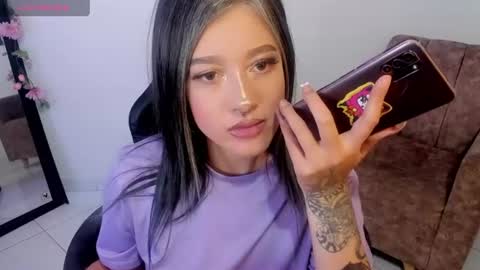 Snapshot of kat_apple chatting on 06/19/26, 01:32 Alicia online show from 06/19/26, 01:32