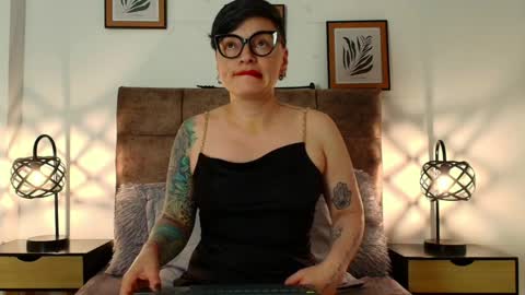 Snapshot of kat_paradisse chatting on 04/26/26, 02:42 kat paradisse online show from 04/26/26, 02:42