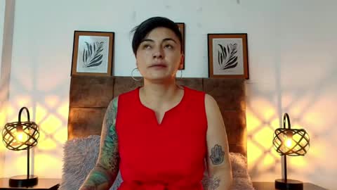 Snapshot of kat_paradisse chatting on 05/20/26, 12:11 kat paradisse online show from 05/20/26, 12:11