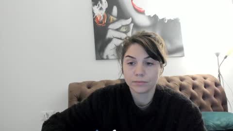 Snapshot of katarina_blades chatting on 01/06/25, 09:43 online show from 01/06/25, 09:43