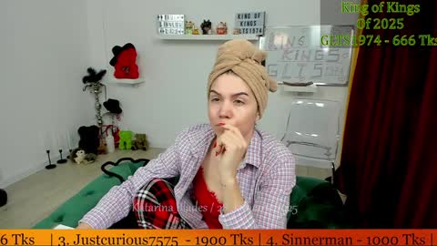 Snapshot of katarina_blades chatting on 01/28/25, 09:29 online show from 01/28/25, 09:29