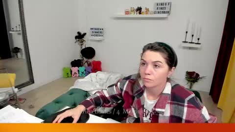 Snapshot of katarina_blades chatting on 03/04/25, 07:11 online show from 03/04/25, 07:11