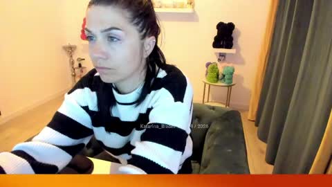 Snapshot of katarina_blades chatting on 04/28/26, 09:31 online show from 04/28/26, 09:31