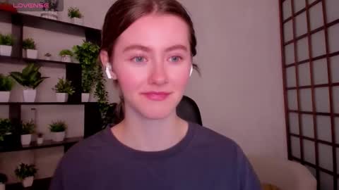 Snapshot of kate_cuddle chatting on 12/19/25, 02:29 Kate online show from 12/19/25, 02:29