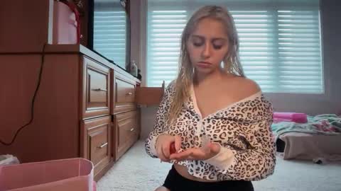 kateharperr online show from 12/19/25, 07:21