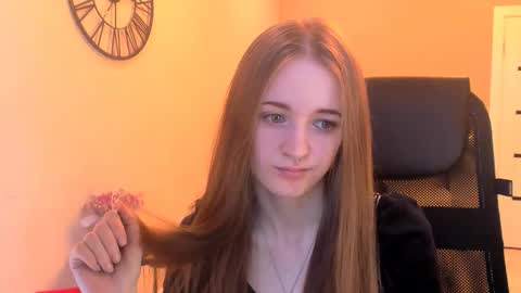 Snapshot of katekayer chatting on 11/14/25, 10:25 katekayer online show from 11/14/25, 10:25