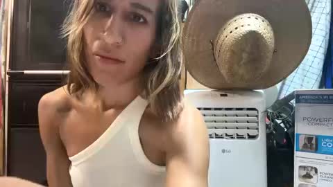 Snapshot of katelinxxx chatting on 10/10/25, 03:38 Katelin online show from 10/10/25, 03:38