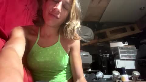 Snapshot of katelinxxx chatting on 10/20/25, 12:05 Katelin online show from 10/20/25, 12:05