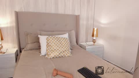 Snapshot of katiecruz_ chatting on 01/09/25, 04:49 Katie online show from 01/09/25, 04:49