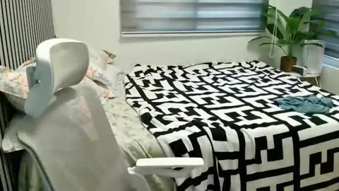 katiefrox  online show from 01/15/25, 06:12