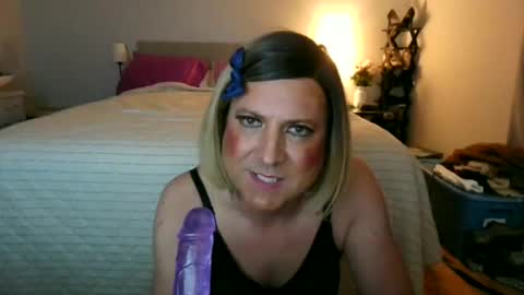 Snapshot of katieutopia chatting on 11/08/25, 03:50 katieutopia online show from 11/08/25, 03:50