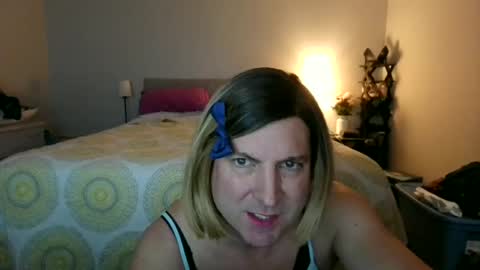 Snapshot of katieutopia chatting on 11/11/25, 04:01 katieutopia online show from 11/11/25, 04:01