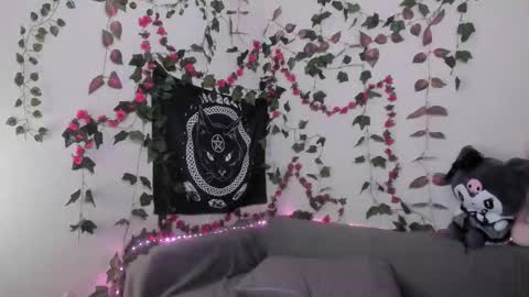 Mia online show from 10/04/25, 07:06