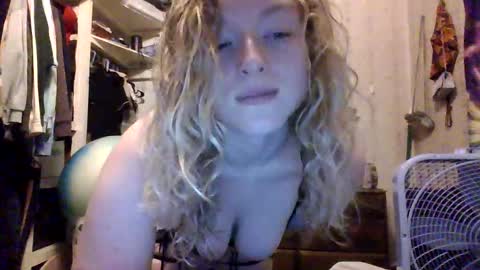 Snapshot of kaybug98 chatting on 02/19/25, 11:04 kaybug98 online show from 02/19/25, 11:04