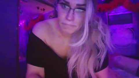 Snapshot of kaylaandmike23 chatting on 04/16/26, 04:13 M and K online show from 04/16/26, 04:13