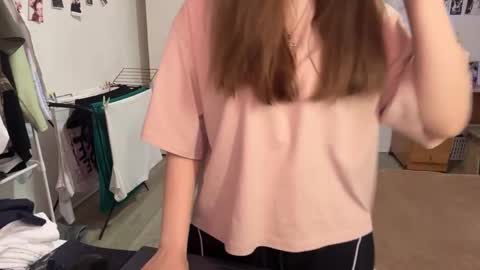 Nyelle online show from 04/18/26, 01:59