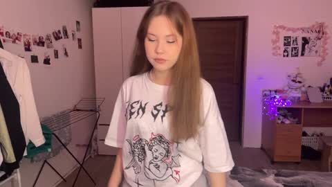Nyelle online show from 04/25/26, 02:03