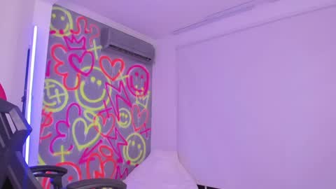 Snapshot of kayle______ chatting on 12/21/24, 10:40 INSTAjohedija online show from 12/21/24, 10:40