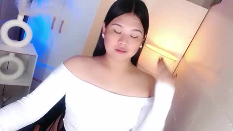 Snapshot of kayleepinay chatting on 03/18/26, 06:11 Y O U R F U T U R E K A Y L E E online show from 03/18/26, 06:11