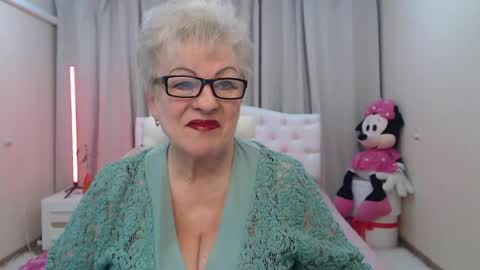Snapshot of kaylesmoll chatting on 04/24/26, 06:54 kaylesmoll online show from 04/24/26, 06:54