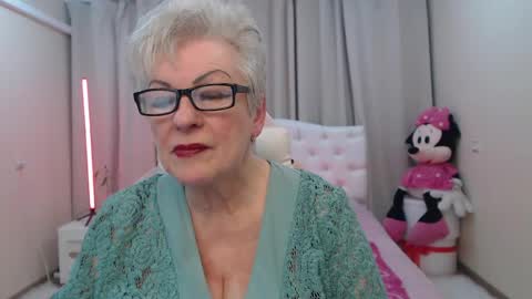 Snapshot of kaylesmoll chatting on 04/28/26, 02:27 kaylesmoll online show from 04/28/26, 02:27