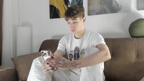 Snapshot of keithcozart1337 chatting on 09/22/25, 04:42 Mark online show from 09/22/25, 04:42