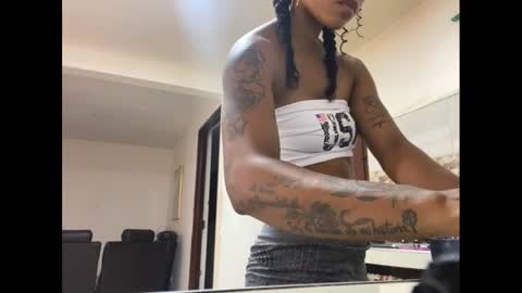 Snapshot of kelly__thomson chatting on 01/21/25, 12:57 kelly__thomson online show from 01/21/25, 12:57