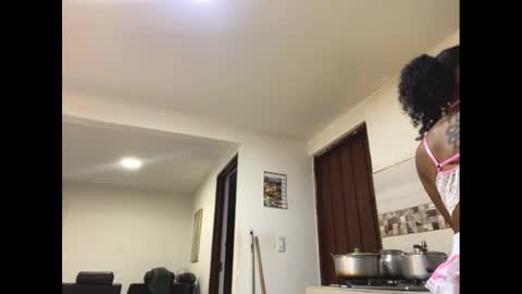 Snapshot of kelly__thomson chatting on 01/25/25, 01:32 kelly__thomson online show from 01/25/25, 01:32